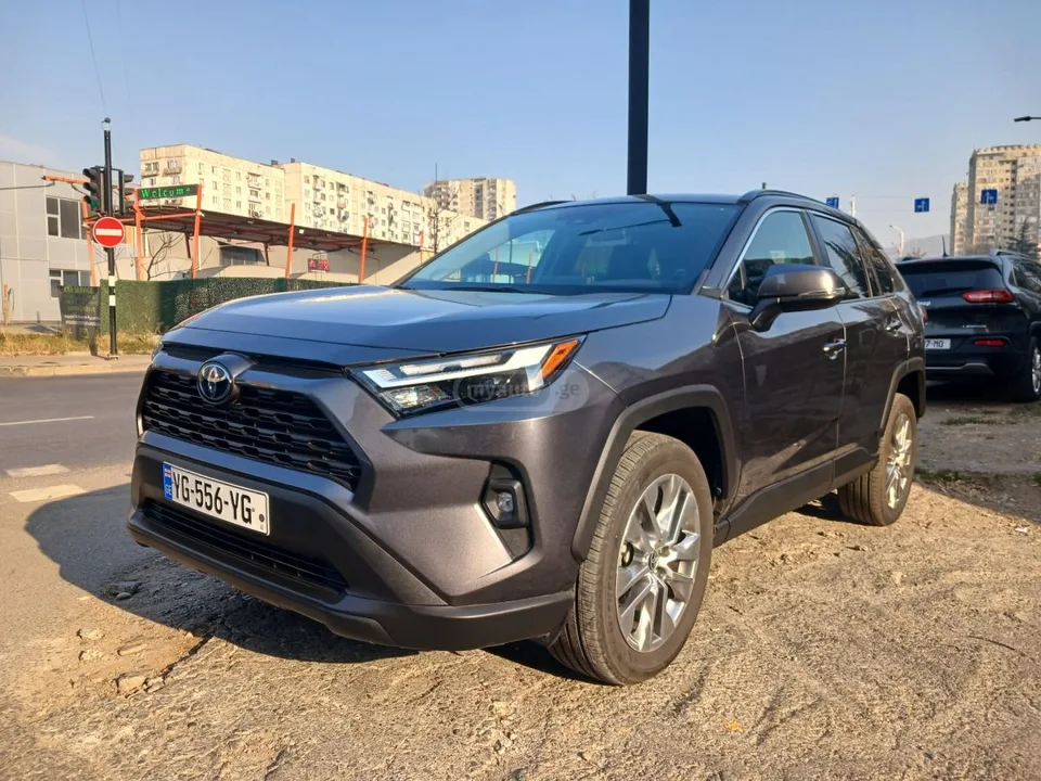 Toyota RAV 4 XLE Premium 4dr Front-Wheel Dr 2022 — фото 1, купить с доставкой в Москву