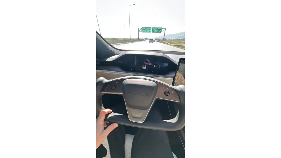 Tesla Model S 2022 — миниатюра 5