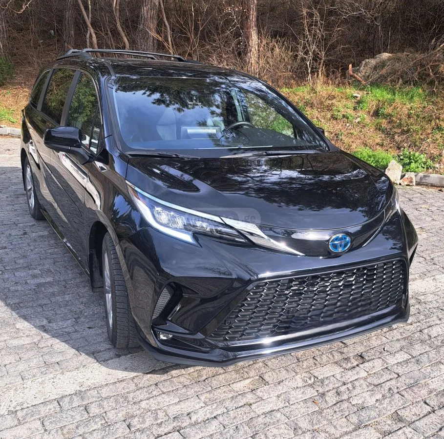 Toyota Sienna 2022 — фото 1, купить с доставкой в Москву