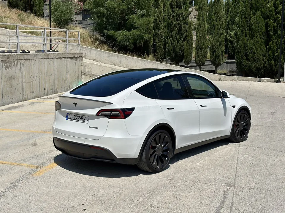 Tesla Model Y 2022 — миниатюра 3