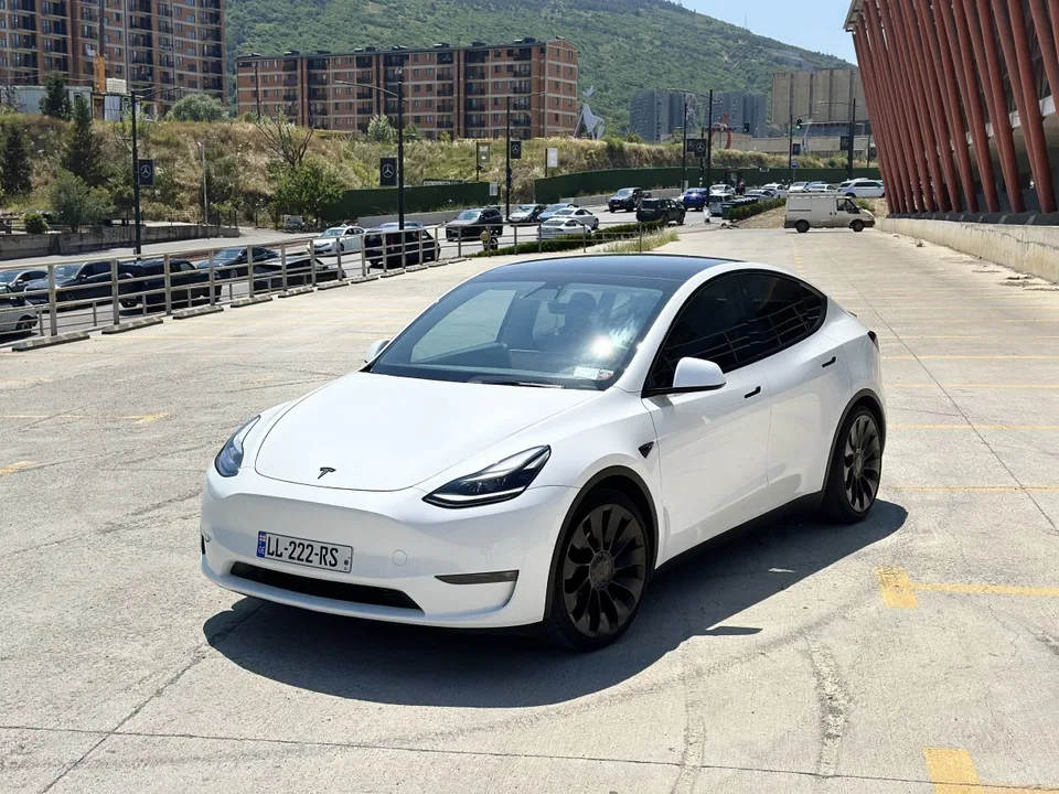 Tesla Model Y 2022 — фото 1, купить с доставкой в Москву