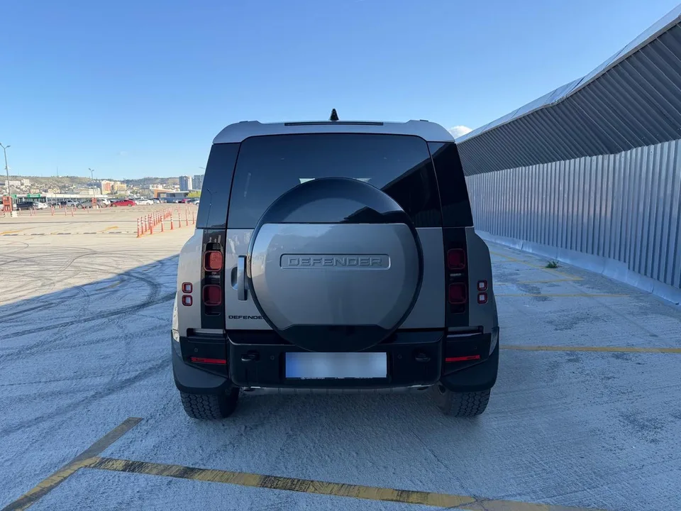 Land Rover Defender 110 HSE X-Dynamic 2024 — миниатюра 2