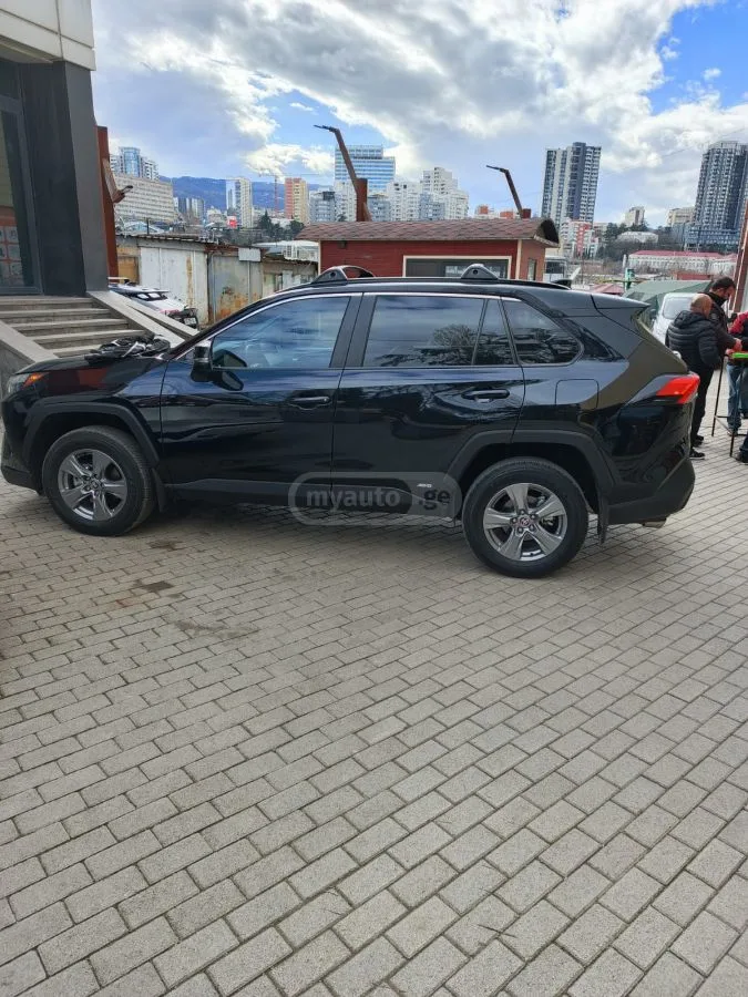 Toyota RAV4 2024 — фото 1, купить с доставкой в Москву