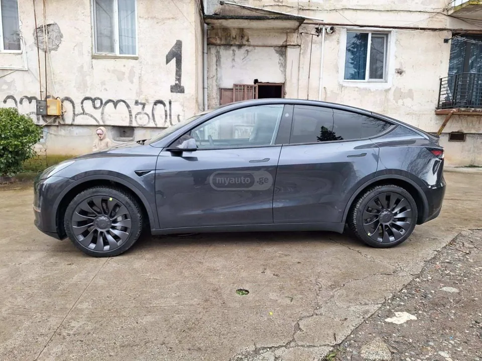 Tesla Model Y 2024 — миниатюра 2