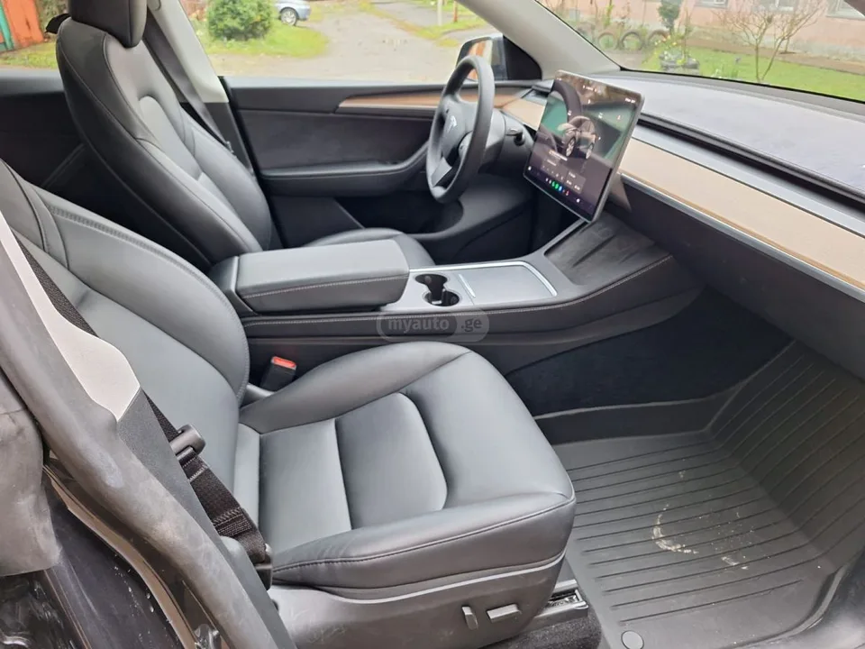 Tesla Model Y 2024 — миниатюра 4