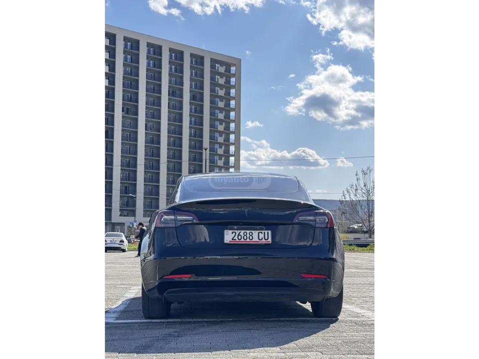 Tesla Model 3 2023 — миниатюра 3