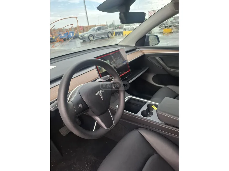 Tesla Model Y 2025 — миниатюра 4