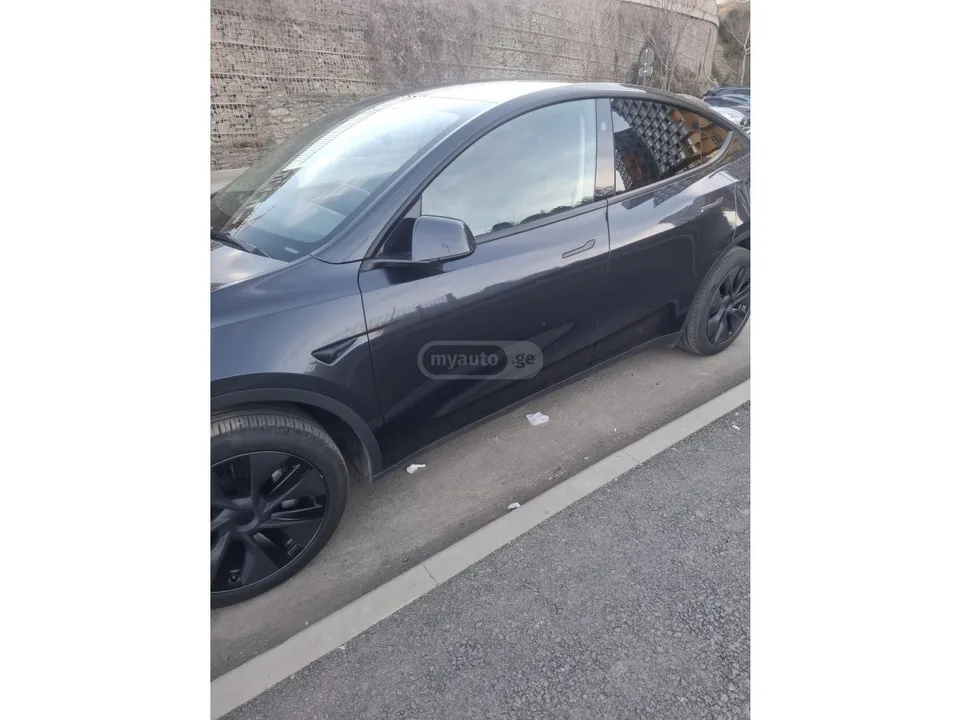 Tesla Model Y 2025 — миниатюра 5