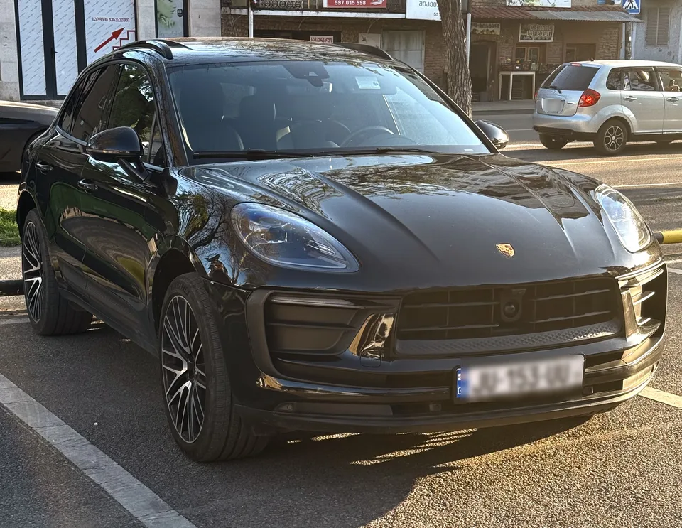 Porsche Macan 2022 — миниатюра 2