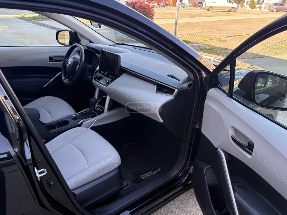Toyota CorollaCross LE 4dr Sedan CVT 2023 — миниатюра 5