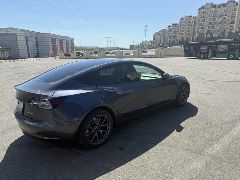 Tesla Model 3 2022 — миниатюра 3