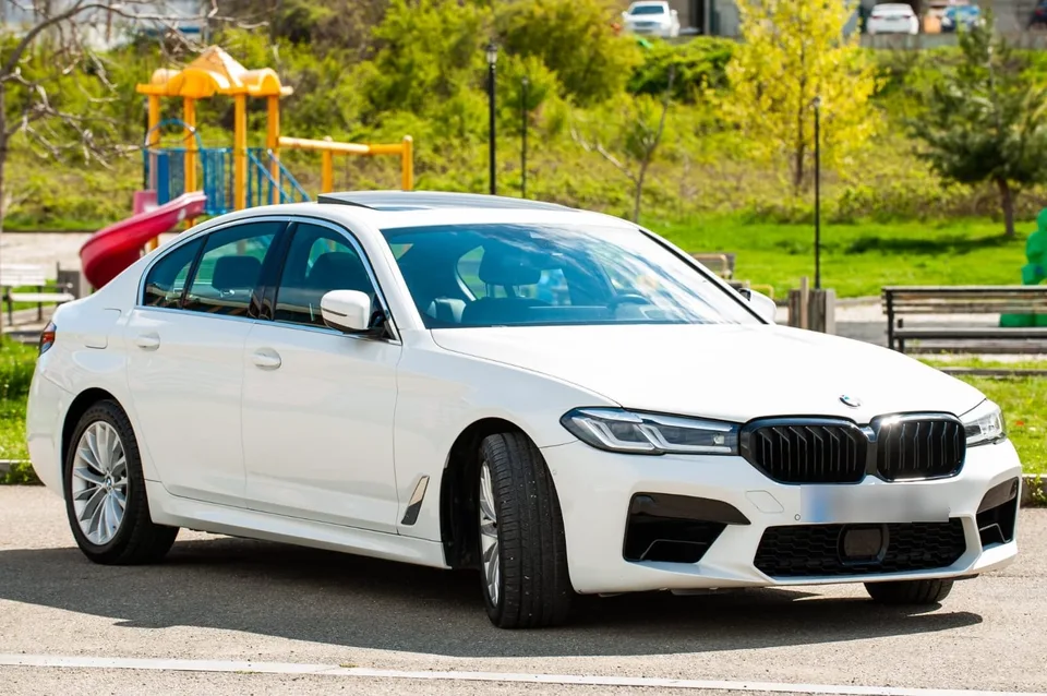 BMW 530 xDrive 4dr All-Wheel Drive Sed 2023 — миниатюра 2