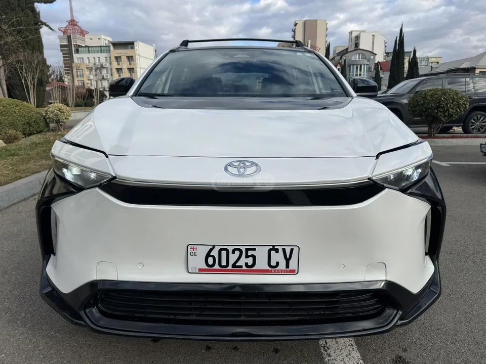 Toyota bZ4X XLE 2025 — фото 1, купить с доставкой в Москву