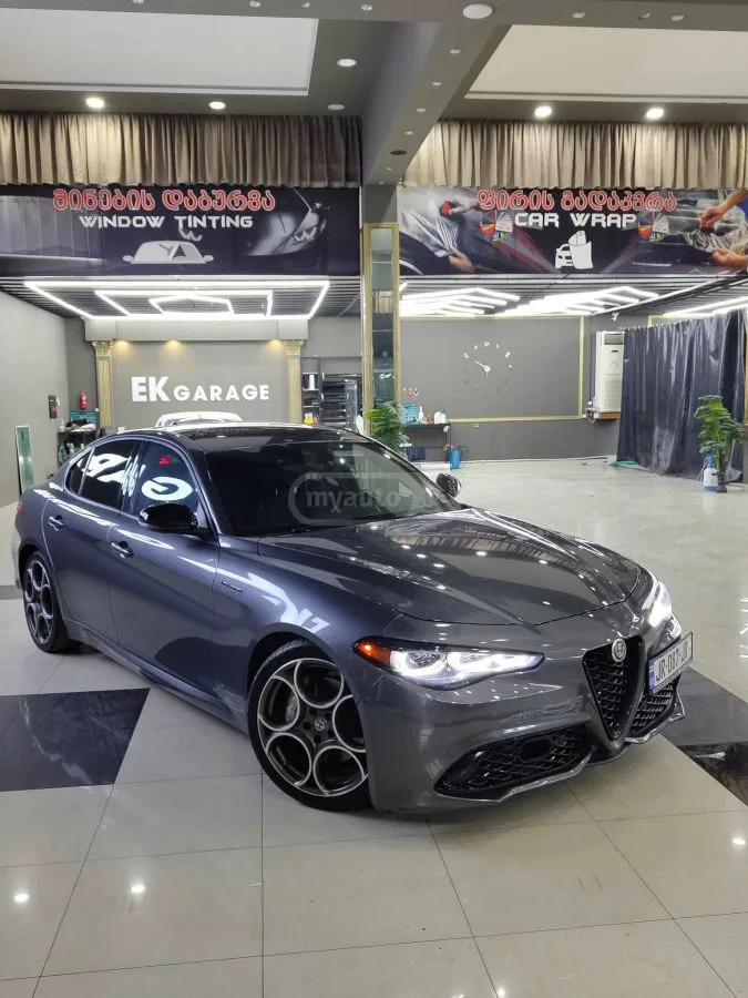 Alfa Romeo Giulia Veloce 2024 — миниатюра 5