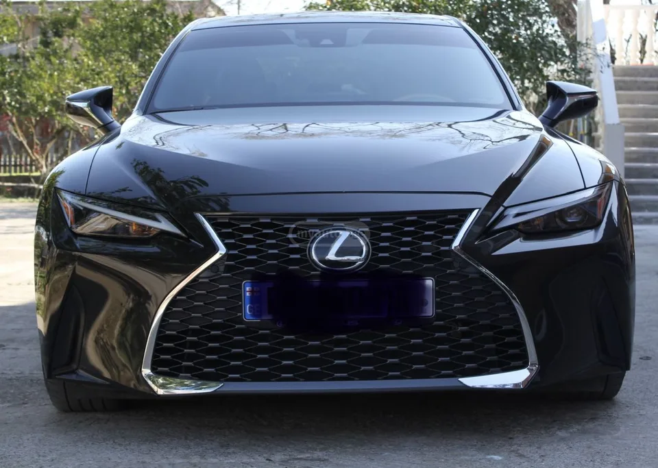 Lexus IS 300 Luxury 2023 — фото 1, купить с доставкой в Москву