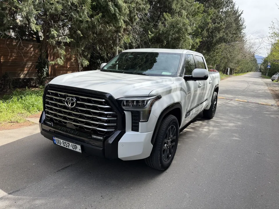 Toyota Tundra Platinum 3.5L V6 4x4 CrewMax 5 2022 — фото 1, купить с доставкой в Москву