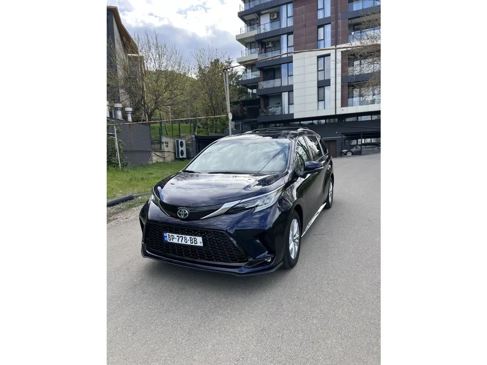 Toyota Sienna LIMITED 2024 — фото 1, купить с доставкой в Москву