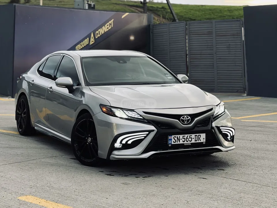 Toyota Camry 2023 — фото 1, купить с доставкой в Москву