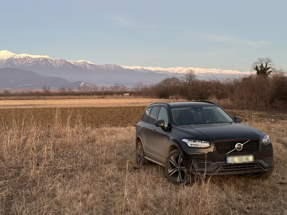 Volvo XC 90 Dark T8 Plus 2023 — фото 1, купить с доставкой в Москву