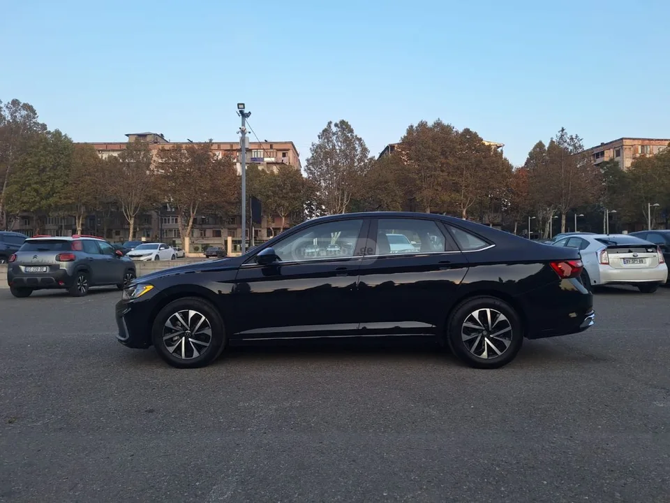 Volkswagen Jetta 2024 — миниатюра 3