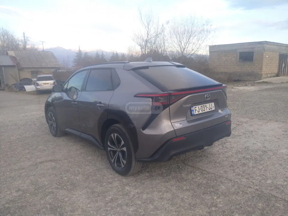 Toyota bZ4X 2023 — миниатюра 3