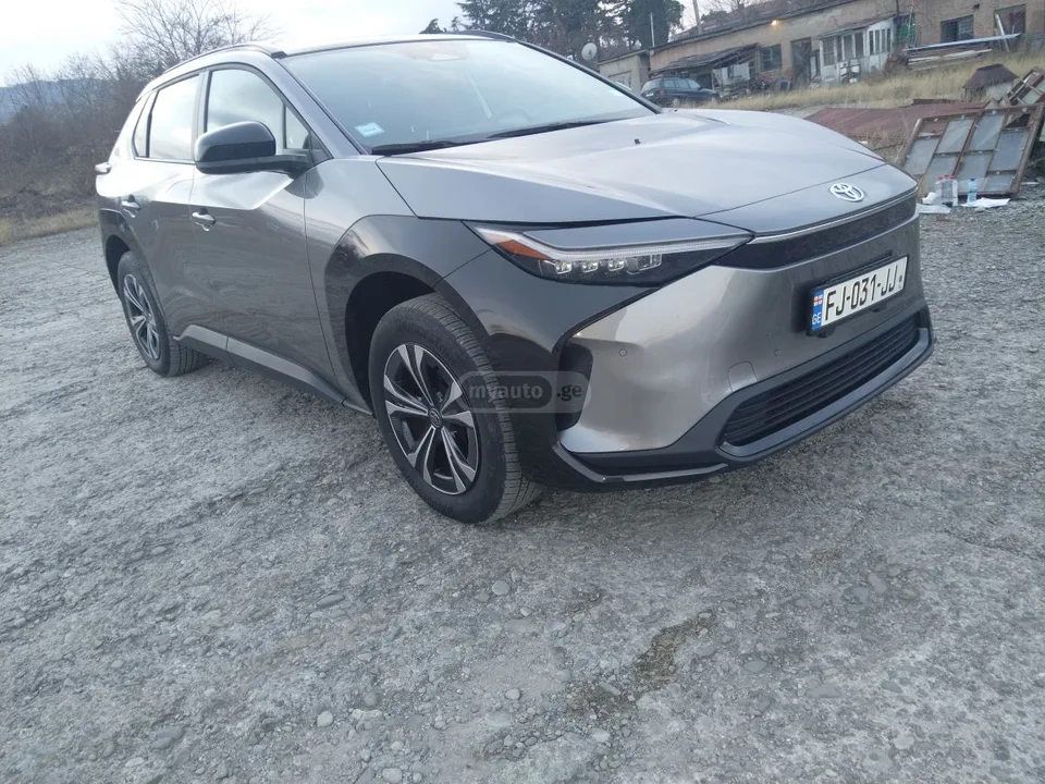 Toyota bZ4X 2023 — фото 1, купить с доставкой в Москву