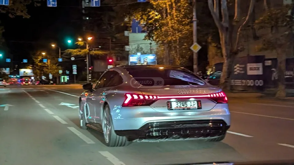 Audi E-Tron Prestige 2022 — фото 1, купить с доставкой в Москву