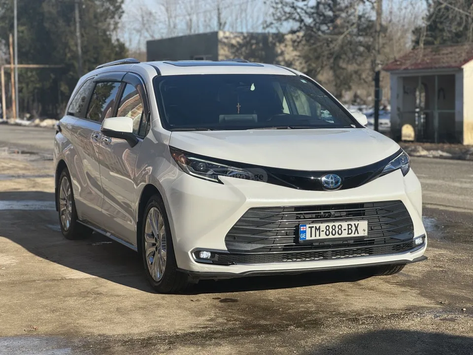 Toyota Sienna Platinum 7 Passenger 4dr Front 2023 — миниатюра 3