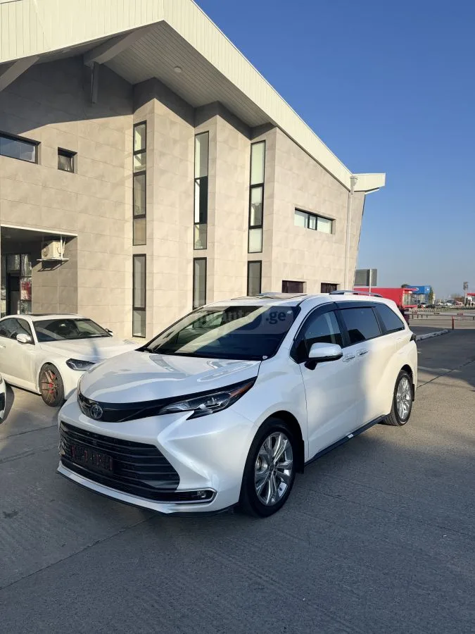 Toyota Sienna Platinum 7 Passenger 4dr Front 2023 — фото 1, купить с доставкой в Москву