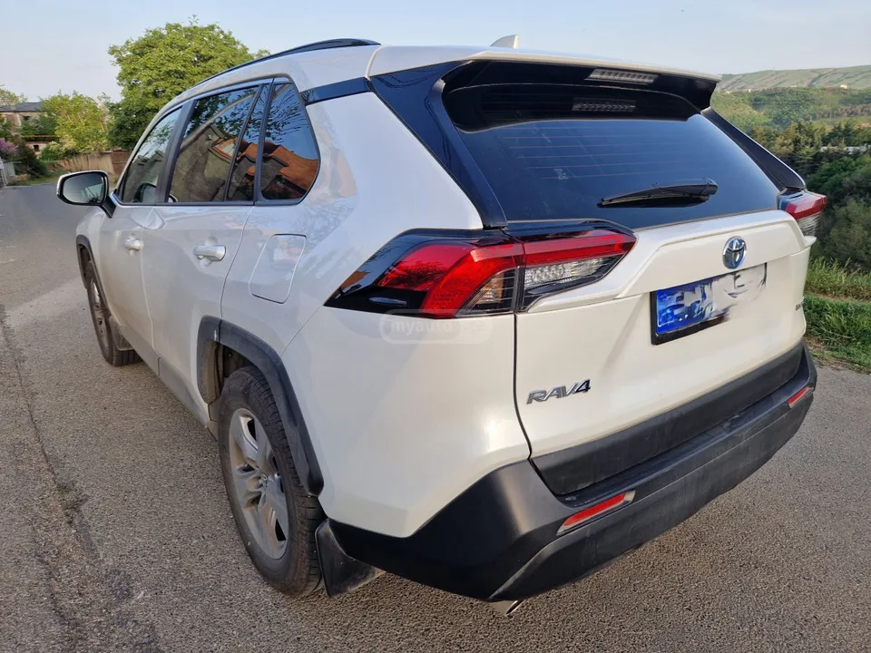 Toyota RAV 4 2023 — миниатюра 5