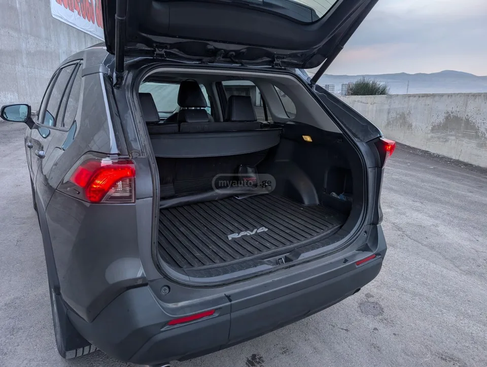 Toyota RAV 4 XLE Premium 4dr All-Wheel Driv 2023 — миниатюра 3