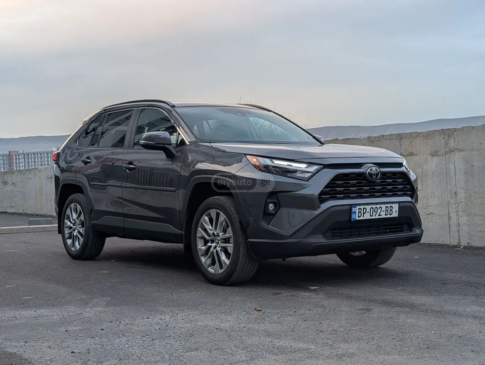 Toyota RAV 4 XLE Premium 4dr All-Wheel Driv 2023 — фото 1, купить с доставкой в Москву