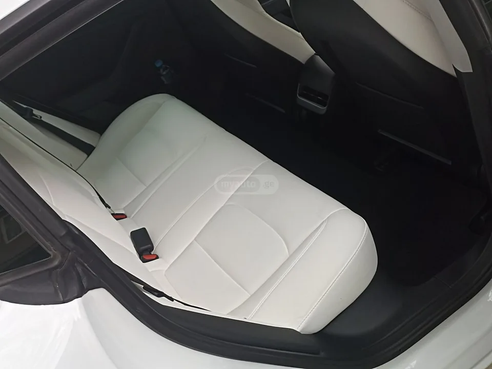 Tesla Model 3 2022 — миниатюра 4