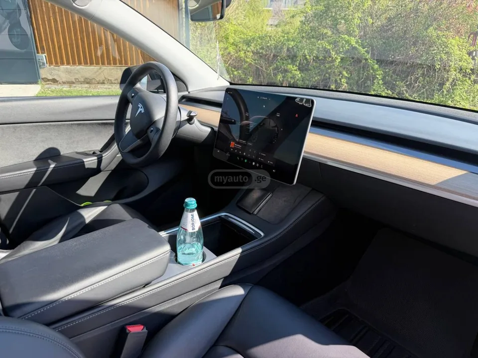 Tesla Model Y Long Range Dual Motor 2022 — миниатюра 3