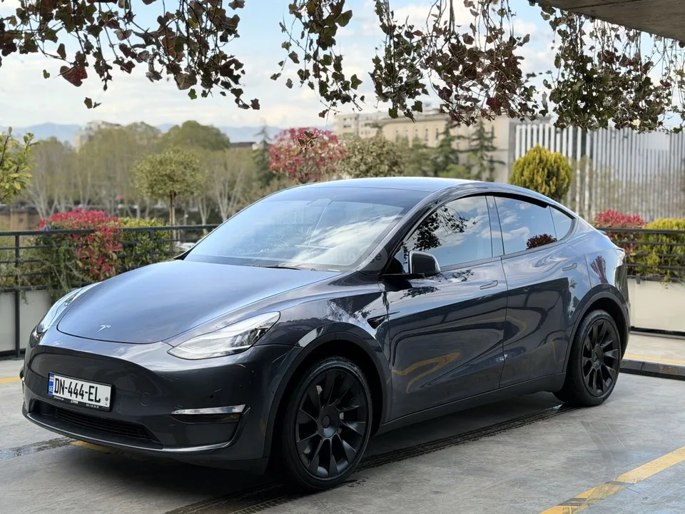 Tesla Model Y 2022 — фото 1, купить с доставкой в Москву