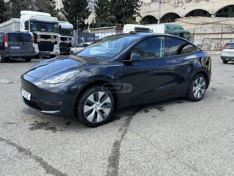 Tesla Model Y 2024 — миниатюра 2