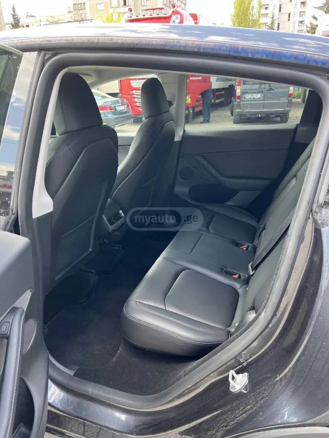 Tesla Model Y 2024 — миниатюра 3