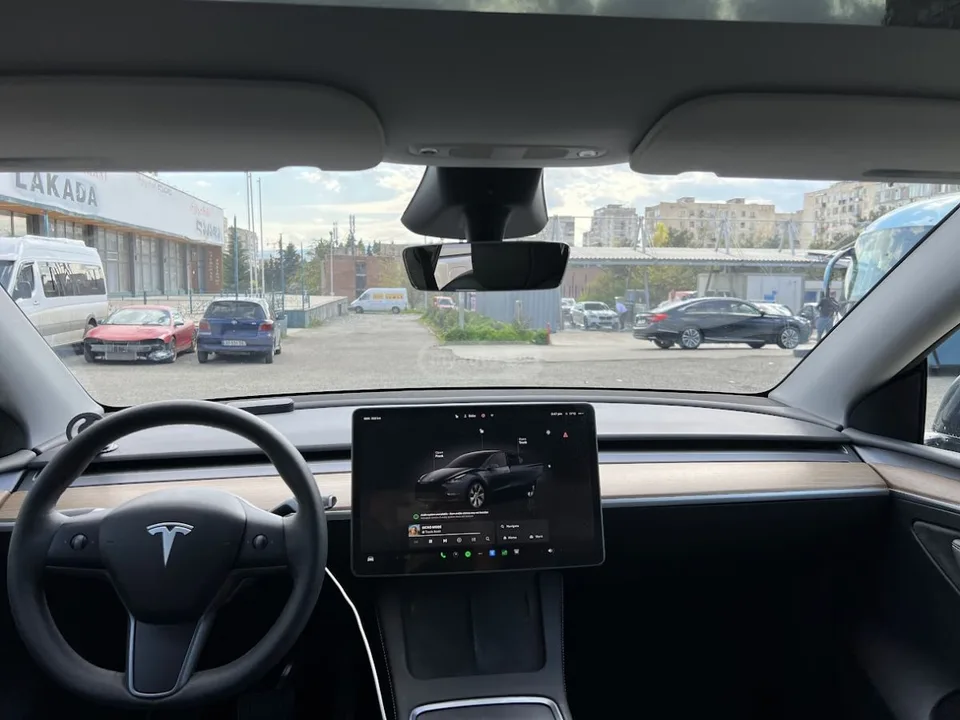 Tesla Model Y 2024 — миниатюра 5
