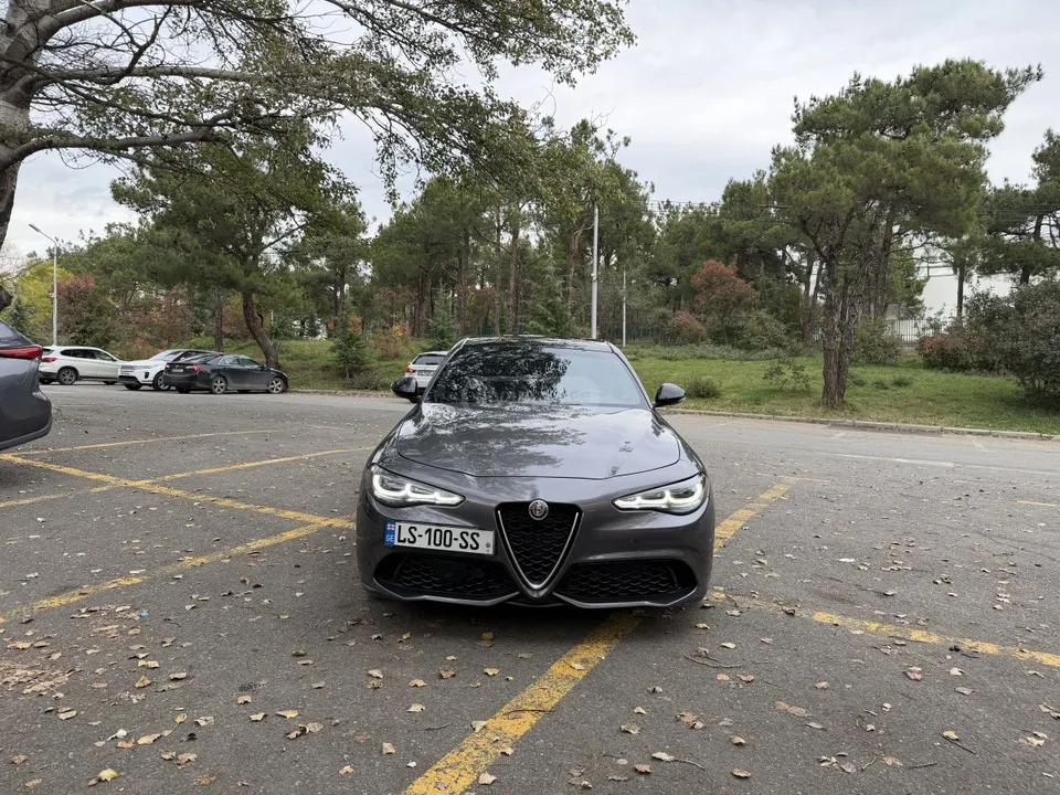 Alfa Romeo Giulia Ti-Sport 2024 — фото 1, купить с доставкой в Москву