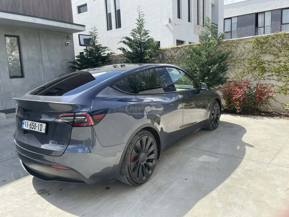 Tesla Model Y Performance 2023 — фото 1, купить с доставкой в Москву