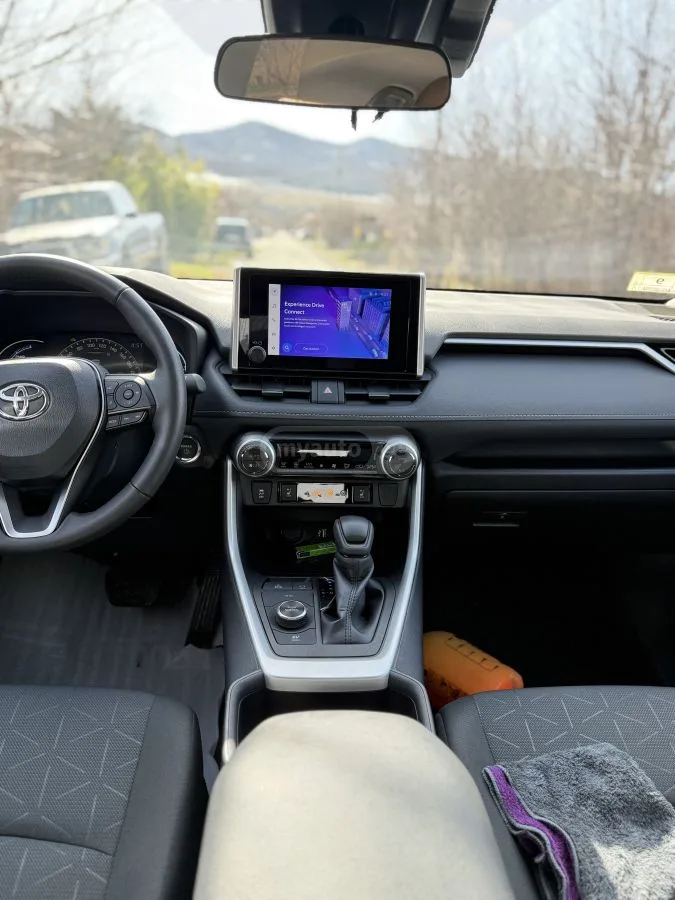 Toyota RAV 4 XLE 4dr All Wheel Drive CVT 2024 — миниатюра 4