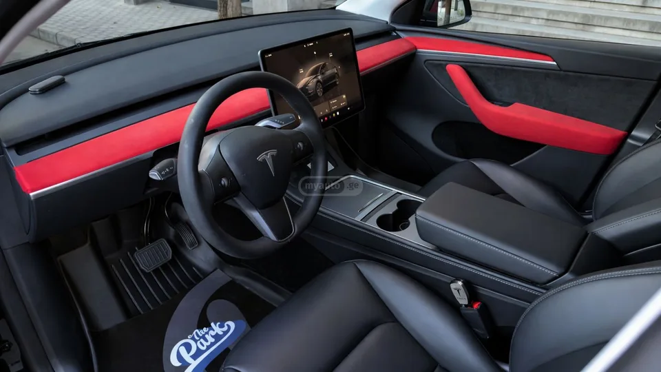 Tesla Model Y Long Range 2024 — миниатюра 2