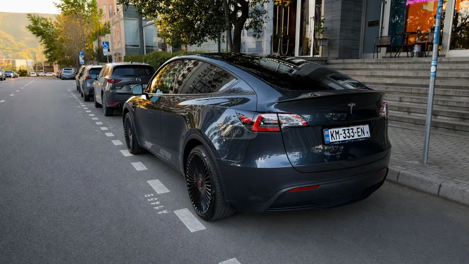 Tesla Model Y Long Range 2024 — фото 1, купить с доставкой в Москву