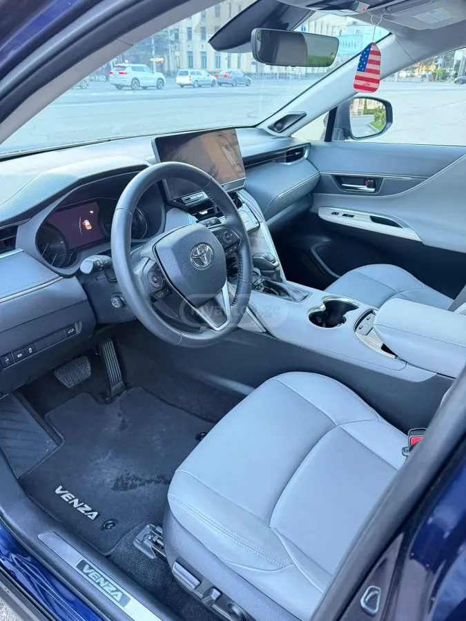 Toyota Venza LE 4dr All-Wheel Drive CVT 2023 — миниатюра 3