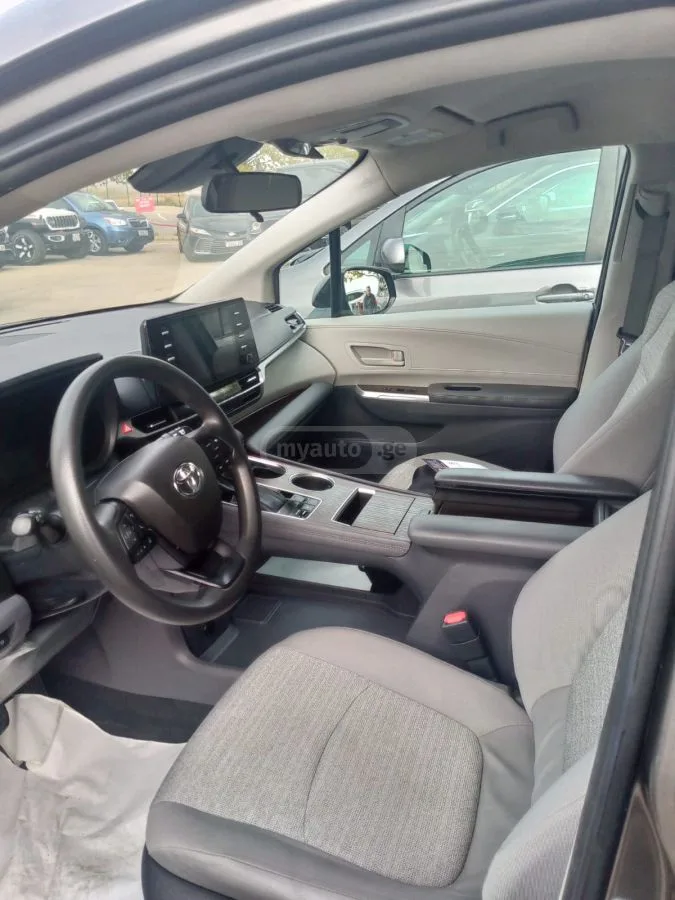Toyota Sienna LE 8 Passenger 4dr All-Wheel D 2022 — миниатюра 3