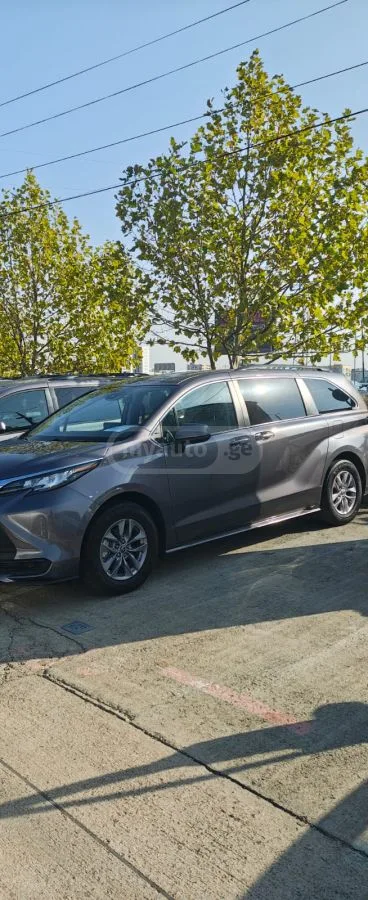 Toyota Sienna LE 8 Passenger 4dr All-Wheel D 2022 — миниатюра 4