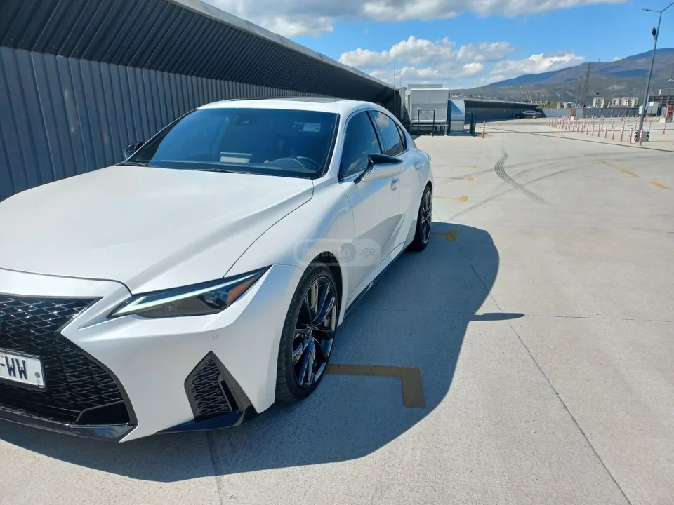Lexus IS 300 2023 — фото 1, купить с доставкой в Москву