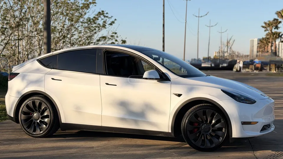 Tesla Model Y 2023 — миниатюра 2