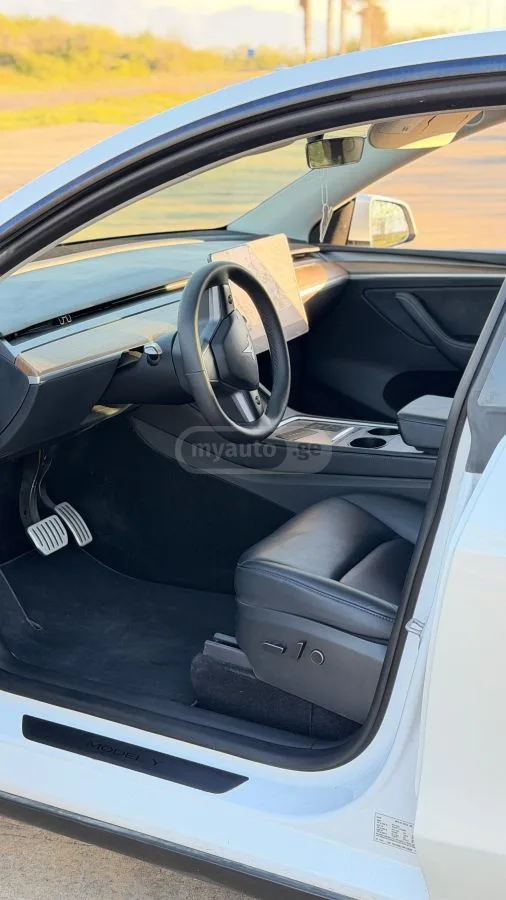 Tesla Model Y 2023 — миниатюра 3