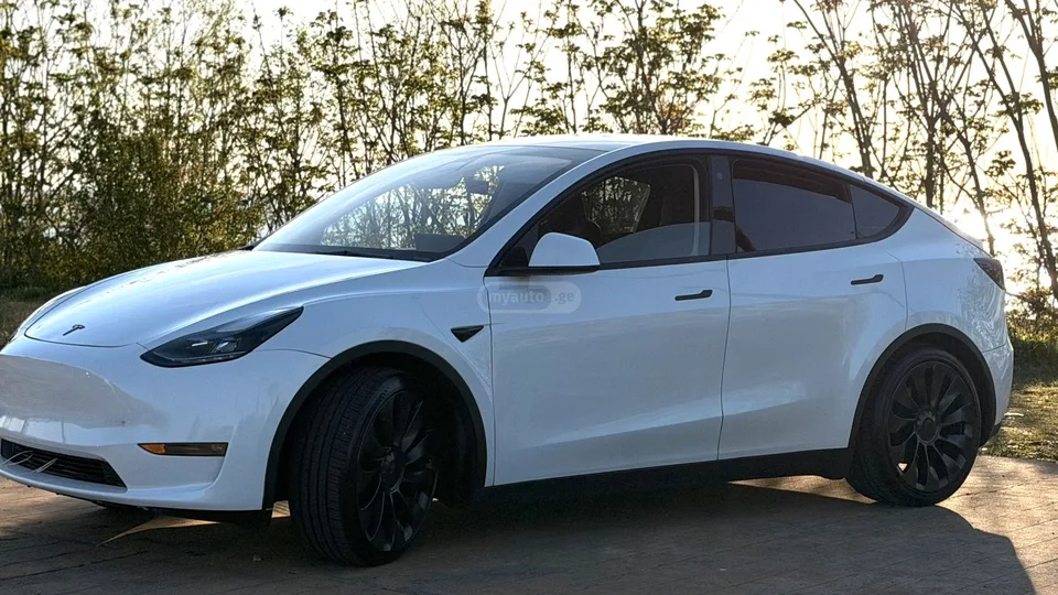 Tesla Model Y 2023 — миниатюра 5